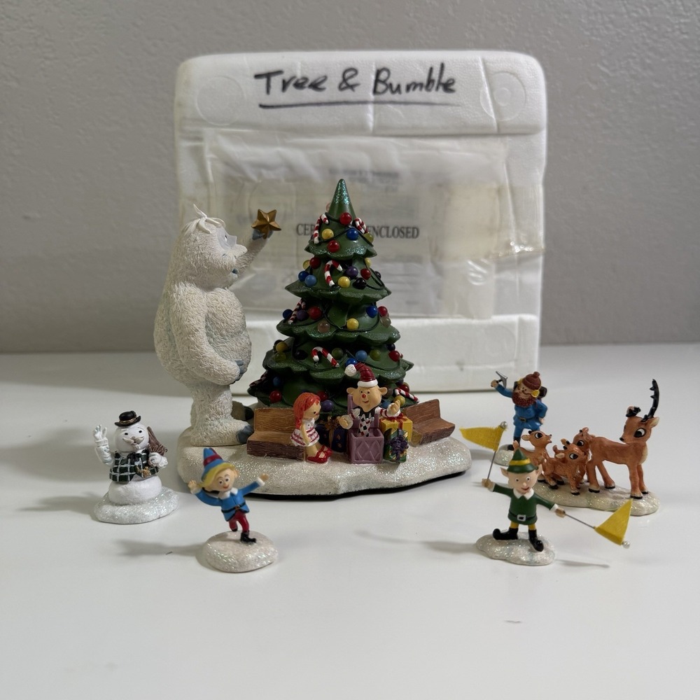 Hawthorne Village BUMBLE AND CHRISTMAS TOWN TREE Misfit Toys Elves Lights Up